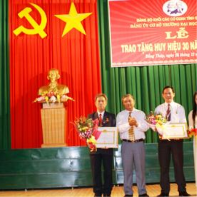 Lễ trao tặng Huy hiệu 30 năm tuổi Đảng. <a class='text-under italic white small-size' href='events.aspx?id=33&la=vn'>Xem thêm</a>