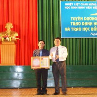 Lễ tuyên dương Sao tháng giêng, trao danh hiệu Sinh viên 5 tốt và trao học bổng Thắp sáng ước mơ. <a class='text-under italic white small-size' href='events.aspx?id=36&la=vn'>Xem thêm</a>