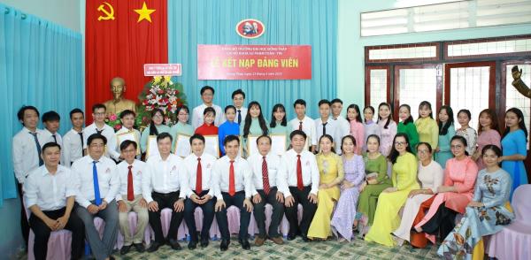 Chi bộ Khoa Sư phạm Toán - Tin tổ chức Lễ kết nạp đảng viên và dâng hương tại khu di tích Nguyễn Sinh Sắc