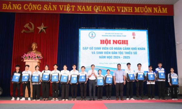 Trường ĐH Đồng Tháp gặp mặt, chia sẻ cùng sinh viên hoàn cảnh khó khăn