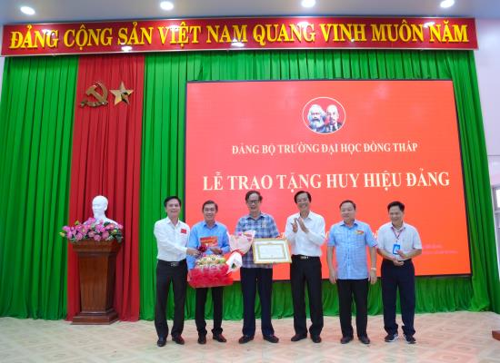 Trao tặng Huy hiệu 45 năm tuổi Đảng cho đồng chí Nguyễn Văn Đệ -  Nguyên Bí thư Đảng uỷ, nguyên Hiệu trưởng Trường Đại học Đồng Tháp