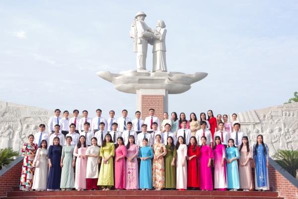 CHI BỘ KHOA SƯ PHẠM TOÁN - TIN TỔ CHỨC  LỄ KẾT NẠP ĐẢNG VIÊN VÀ SINH HOẠT CHI BỘ