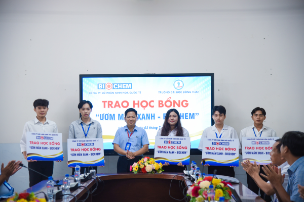TRAO HỌC BỔNG “ƯƠM MẦM XANH - BIOCHEM”  CHO SINH VIÊN VƯỢT KHÓ