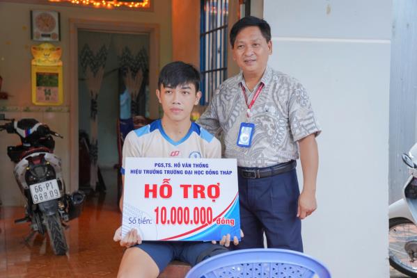 Thăm hỏi và hỗ trợ sinh viên không may bị chấn thương khi tập luyện thể thao 