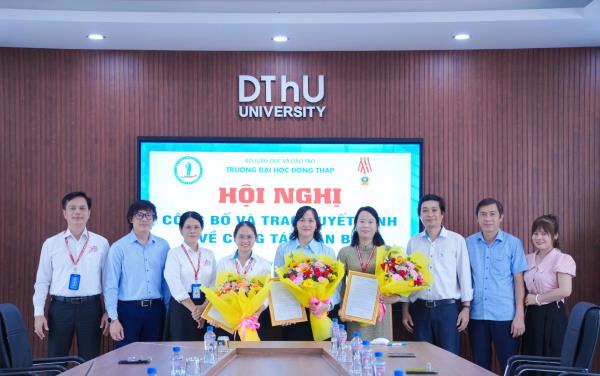 Hội nghị công bố và trao quyết định về công tác cán bộ.