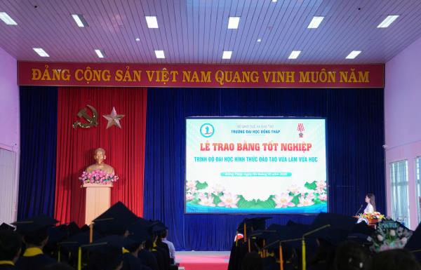 Trường Đại học Đồng Tháp trao bằng tốt nghiệp cho 140 tân cử nhân hệ vừa làm vừa học