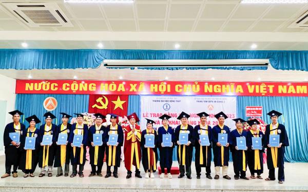 Trao bằng tốt nghiệp và khai giảng các lớp vừa làm vừa học ở An Giang 
