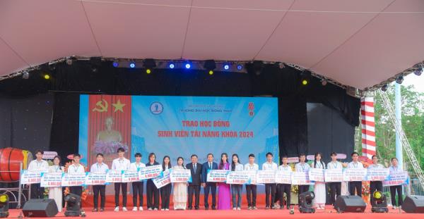 Trường Đại học Đồng Tháp trao gần 1 tỷ đồng học bổng thu hút học sinh giỏi