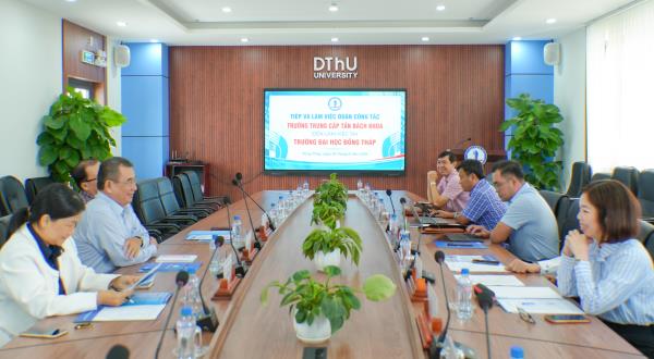 Tiếp và làm việc với Trường Trung cấp Tân Bách Khoa