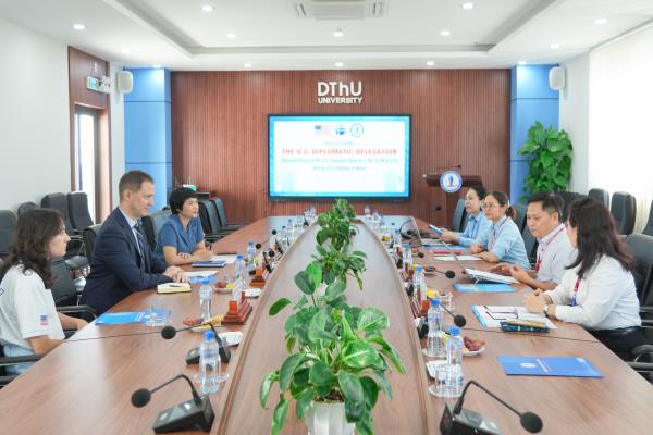 Tiếp và làm việc với đoàn công tác Chương trình Fulbright tại Việt Nam