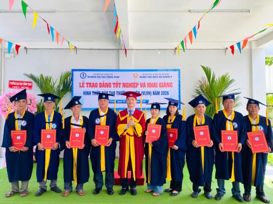 Trao bằng tốt nghiệp và khai giảng các lớp đào tạo thường xuyên tại An Giang