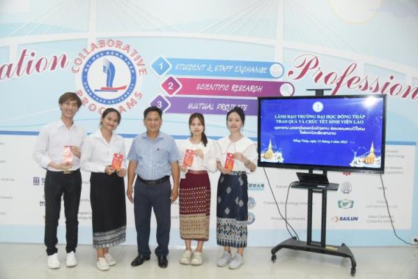 Tặng quà và chúc Tết các sinh viên CHDC Nhân dân Lào nhân dịp Tết Lào